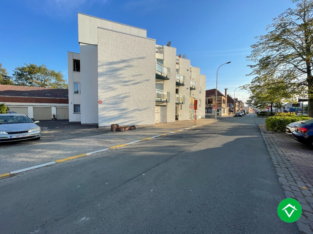 Instapklaar appartement met twee slaapkamers en garage te Roeselare 