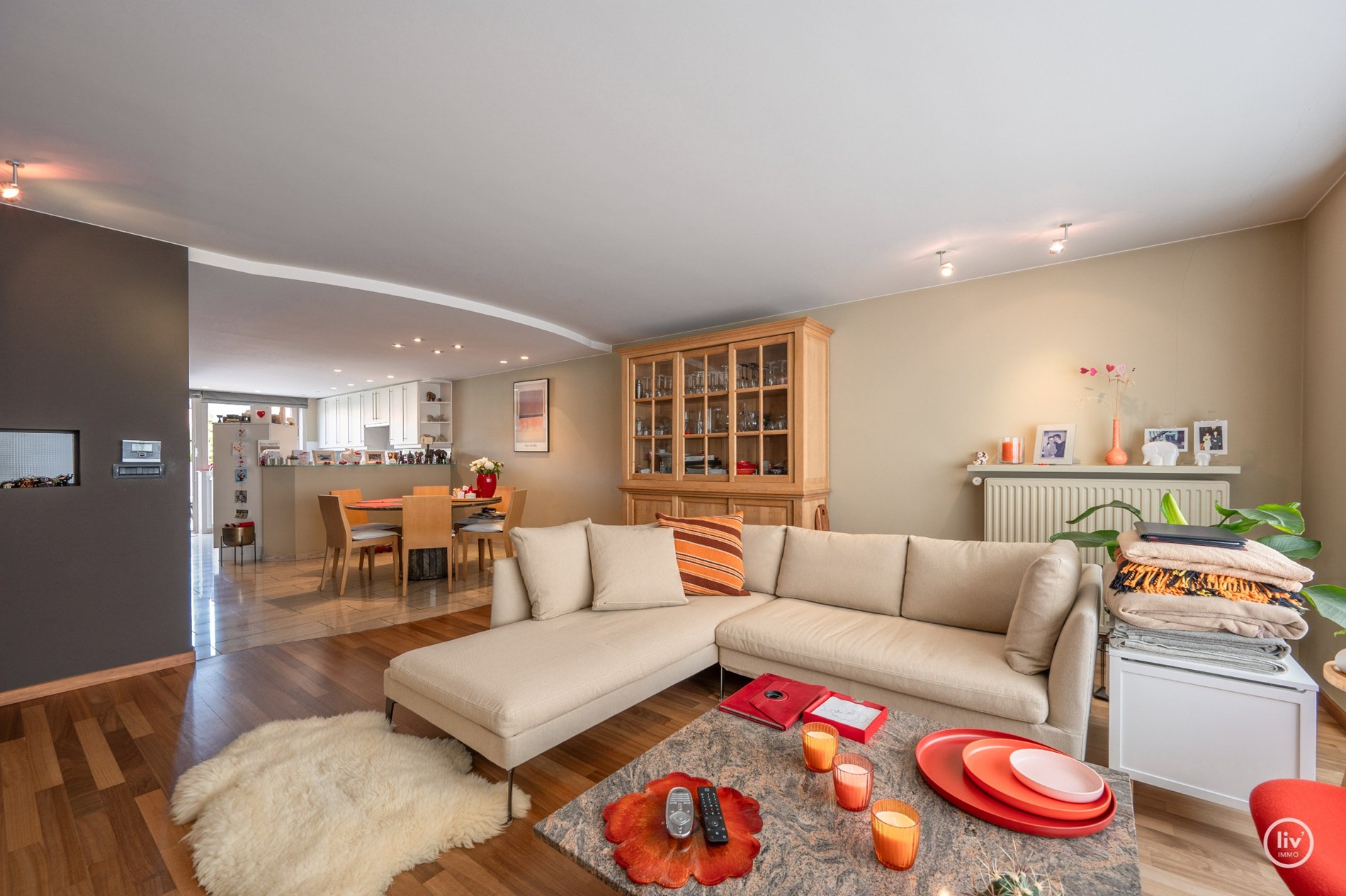 Fraaie bel-étage woning in het centrum van Knokke met Schoonheidssalon op het gelijkvloers. 