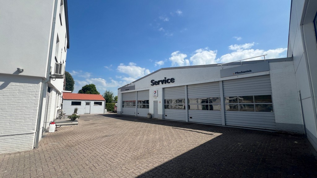 Showroom met werkplaats en appartement te koop in Wondelgem