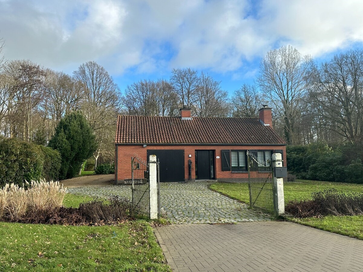 Residentieel gelegen, vrijstaande woning met bijgebouw 