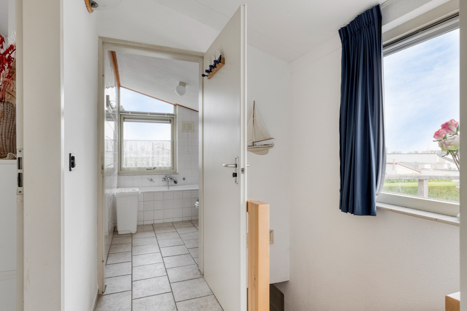 Vrijstaande 8-persoons vakantiewoning, gelegen op een unieke plek met vrij uitzicht over de Oosterschelde, kijkend richting het schilderachtige Zierikzee, wacht deze woning op een nieuwe eigenaar! 