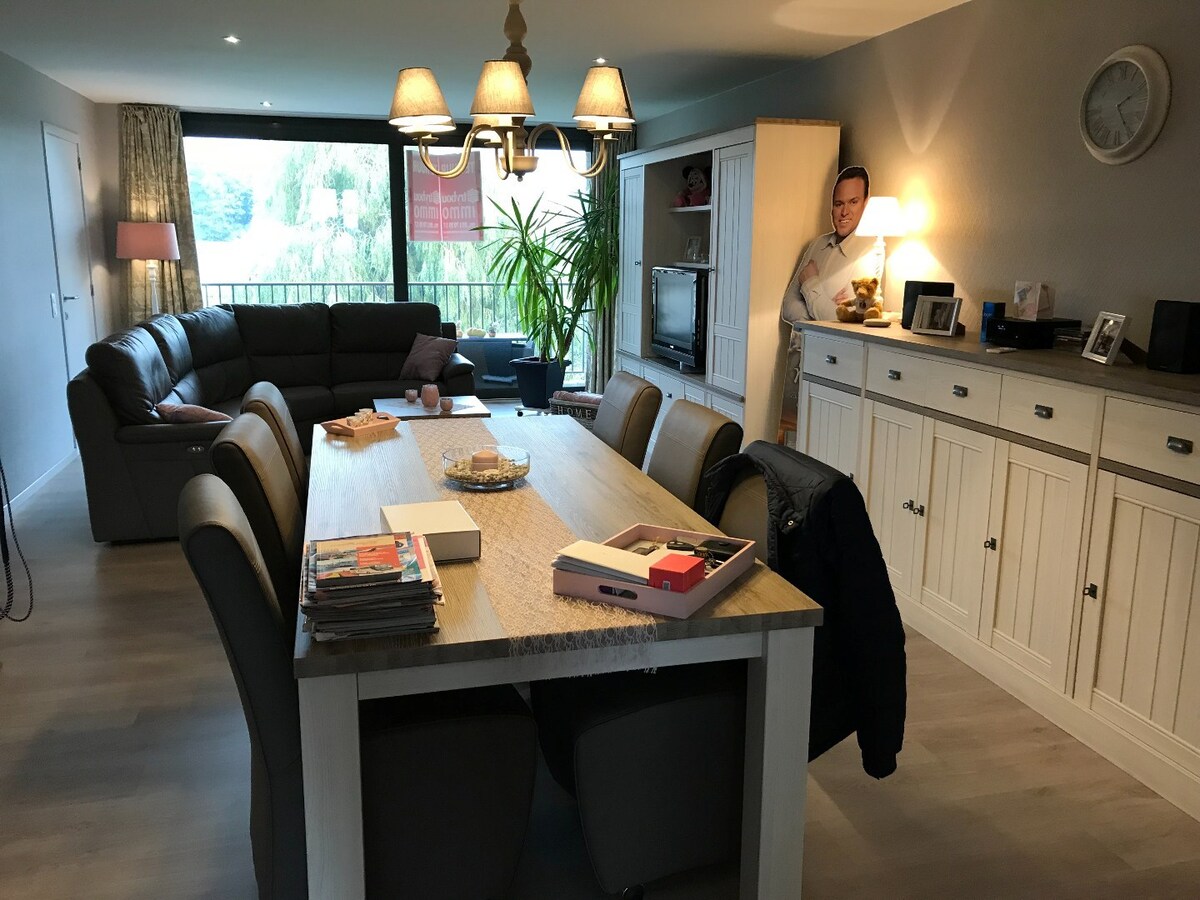 Ruim 2 slaapkamerappartement op de Markt in Houthulst 