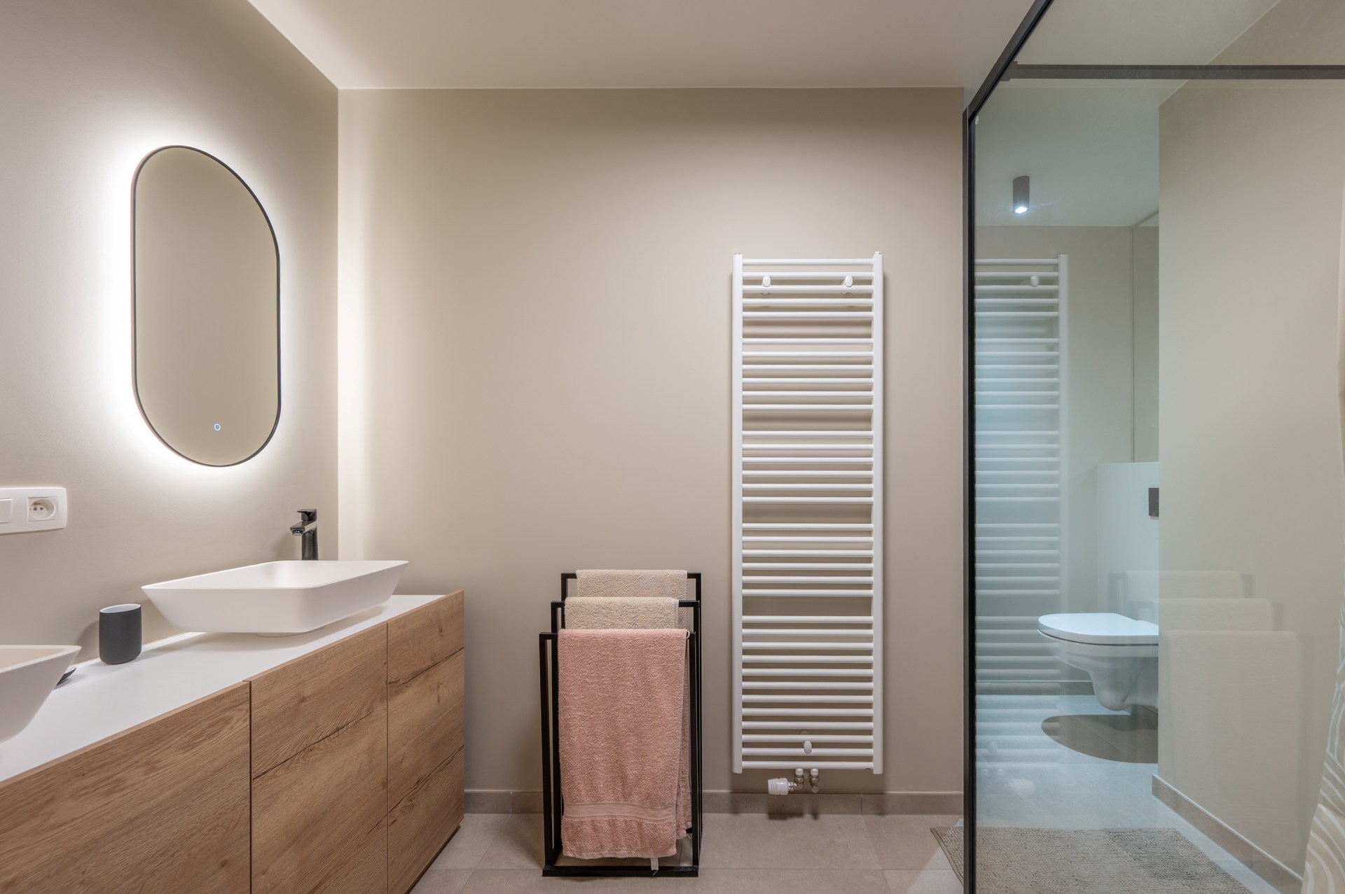 Cet appartement en duplex lumineux est situé à Duinenwater, combinant un agencement pratique avec des espaces extérieurs agréables et un emplacement calme au bord de l'eau. 