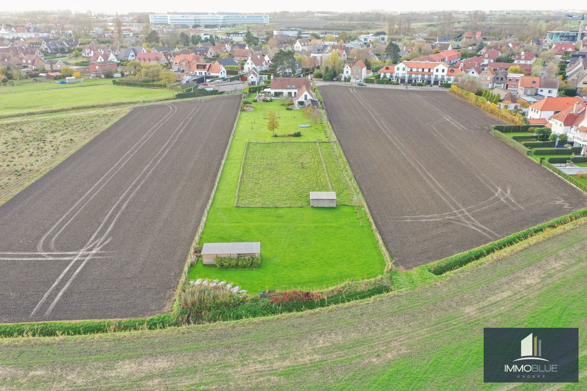 Charmante hoeve met volledig ingericht atelier gelegen op een perceel van ongeveer 5.500 m². 