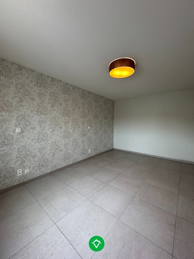 Charmant 2-slaapkamerappartement met garage en extra berging aan markt Kortemark 