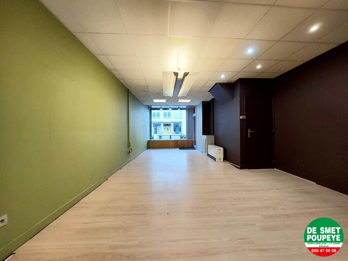 Handelsgelijkvloers met appartement 