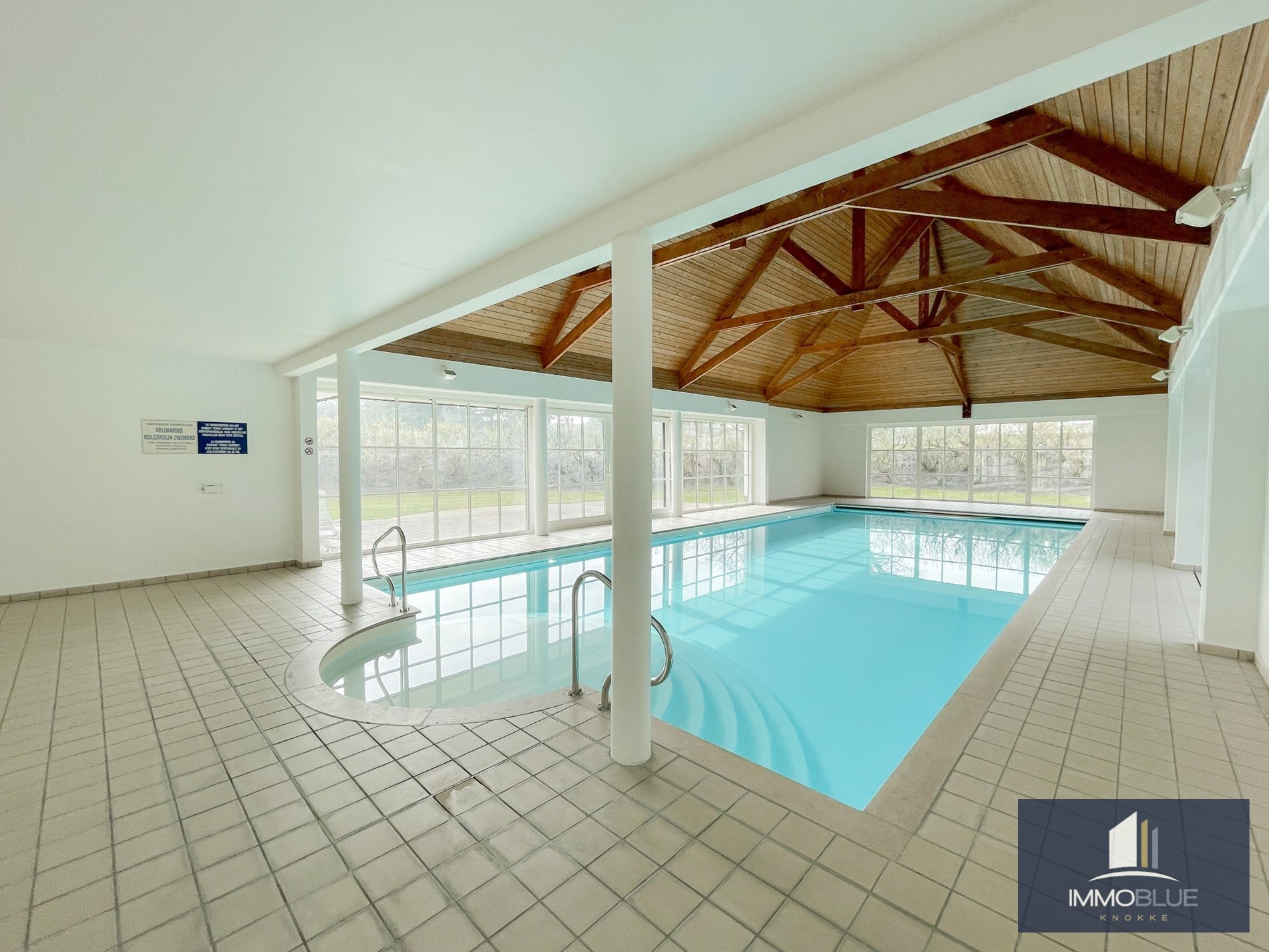 Subliem hoekappartement met ruime terrassen gelegen in het prestigieuze domein Tennis Garden. 