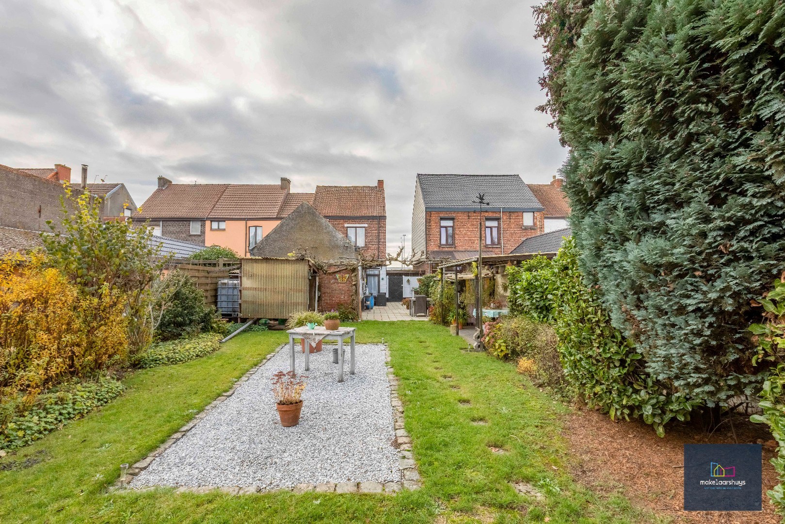 Verzorgde halfopen bebouwing met grote tuin en carport 