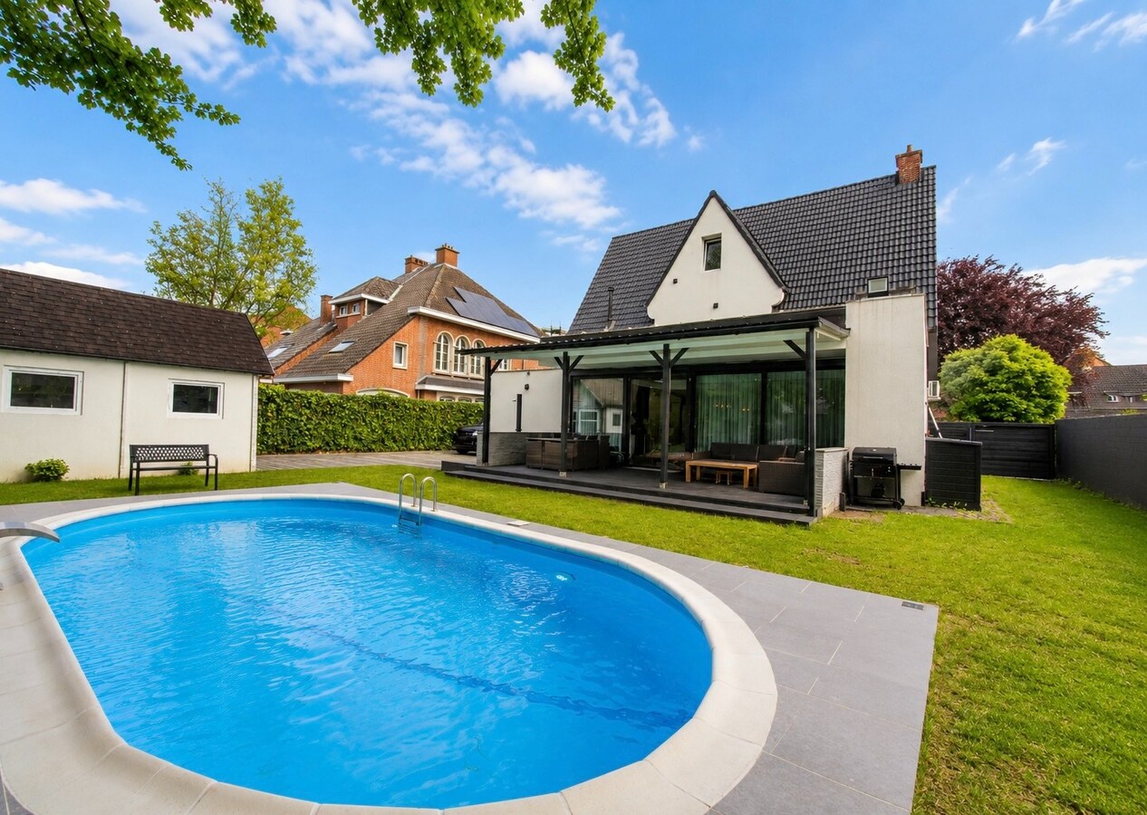 Exclusieve instapklare villa met buitenzwembad, uitzonderlijke leefruimte en 6 slaapkamers op topligging in Sint-Niklaas 