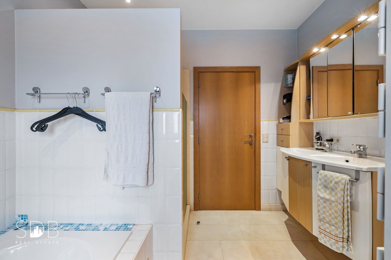 Hedendaagse gezinswoning met aanpalende graslanden en stallen op 5.030m² 