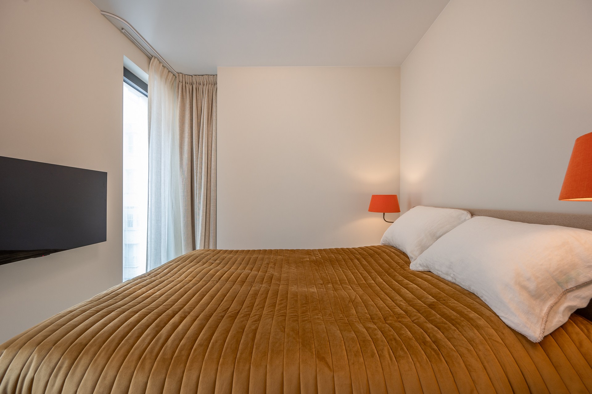 Op de tweede verdieping van de exclusieve residentie Triangle Vert, een gebouw geïnspireerd op de iconische Flat Iron in New York, vindt u dit uitzonderlijke hoekappartement. 