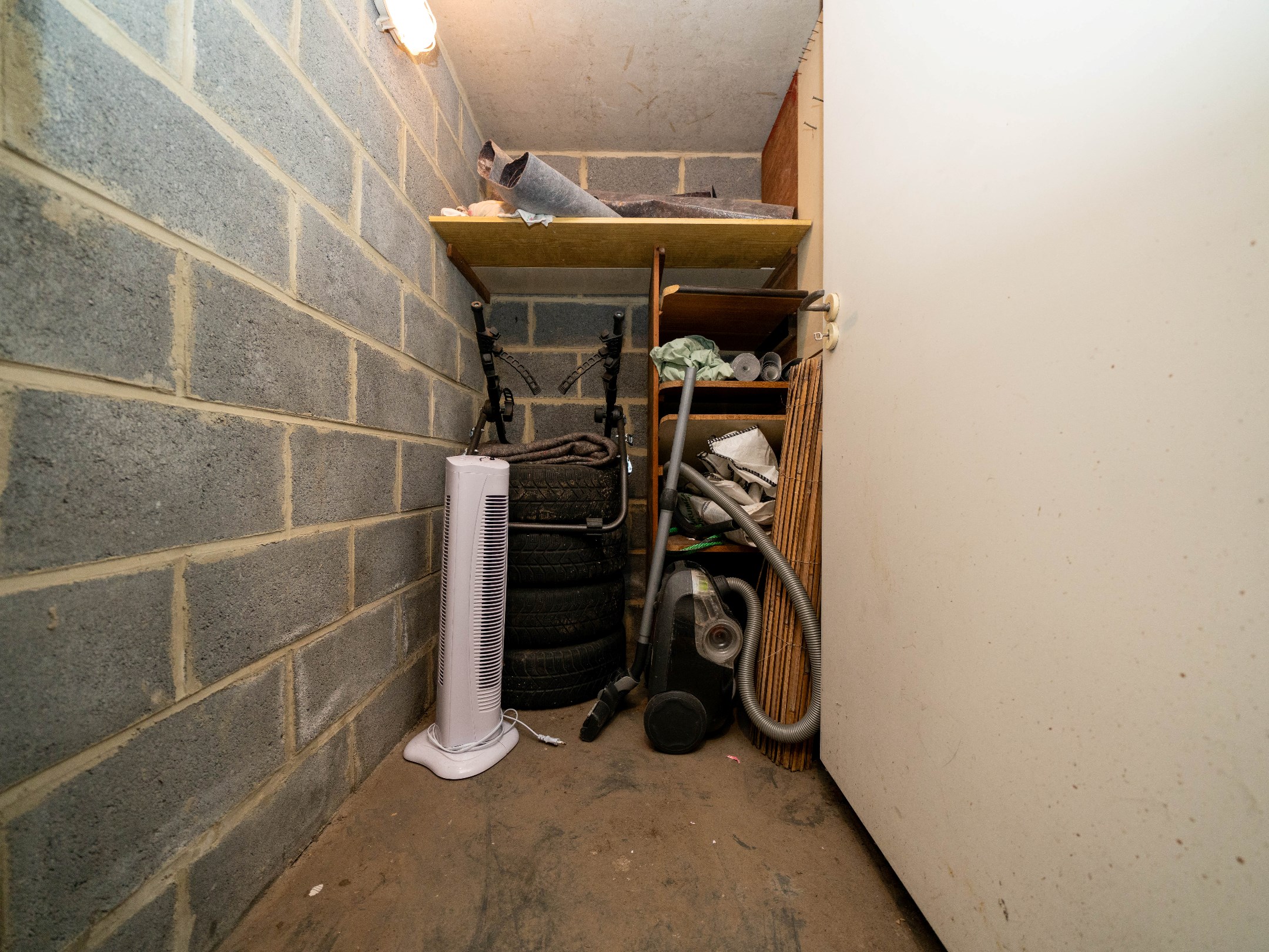 Ruim 2 kamer-appartement met dubbele garage en kelder 