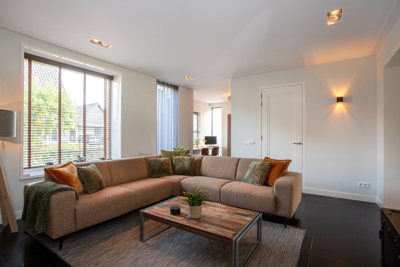 Unieke, onder architectuur gebouwde villawoning met luxe afwerking en prachtig uitzicht op het buitengebied. 