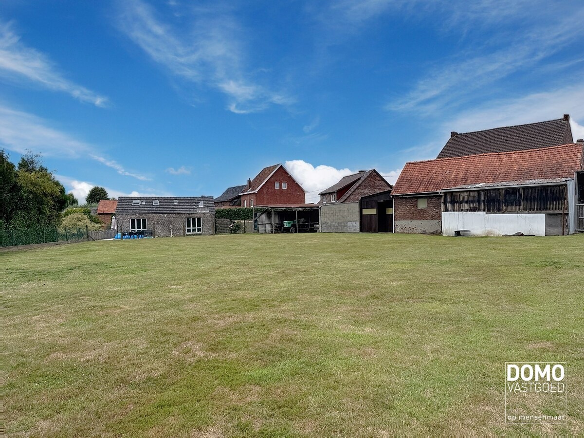 Karaktervolle woning met tal van mogelijkheden en voorzien van paardenstallingen 