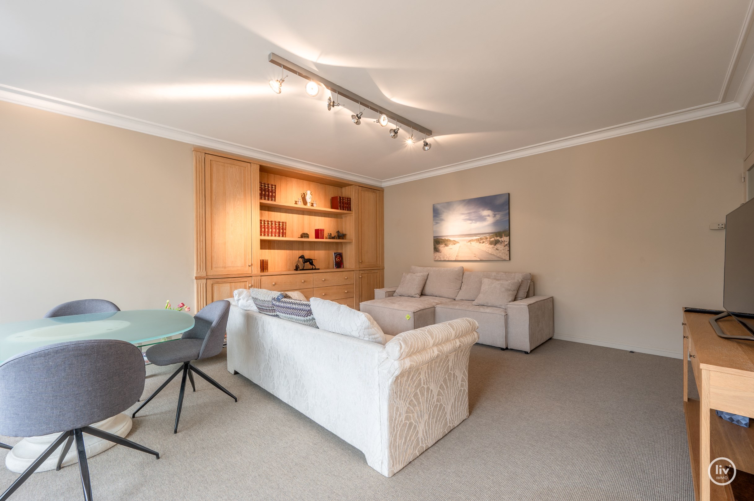 GEMEUBELD - Aangenaam appartement vlakbij het strand en het bruisende Rubensplein. 