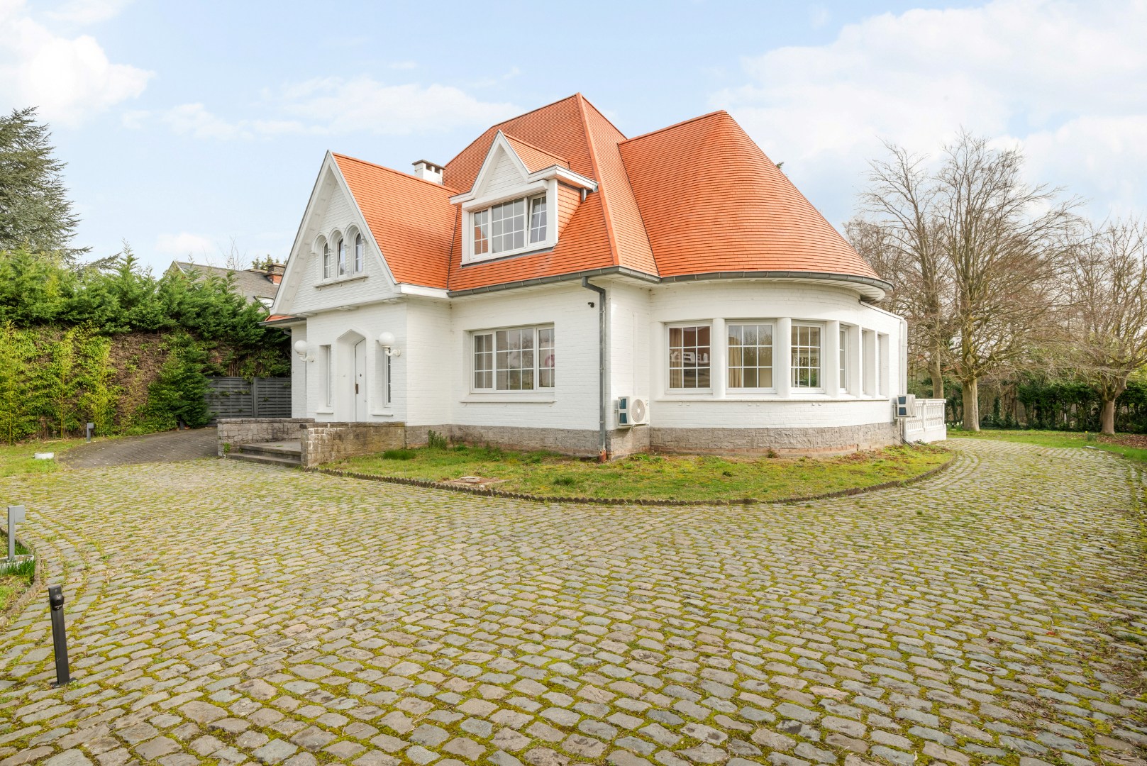 Stijlvolle villa met 5 slaapkamers op mooi perceel van 1325m² 