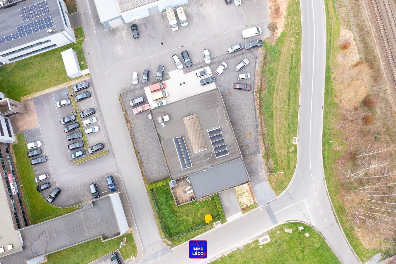 Entrepôt/Atelier de 400m², grand parking, logement indépendant, TOP SECTEUR ! 