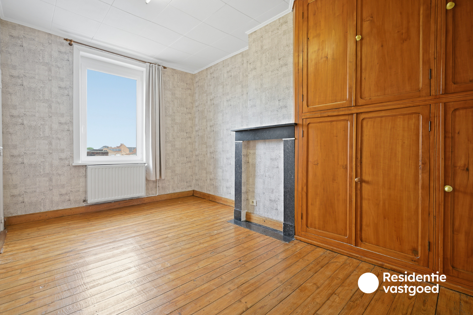 Veelzijdig eigendom met handelsruimte, ruime woning en bouwgrond in centrum Merkem! 