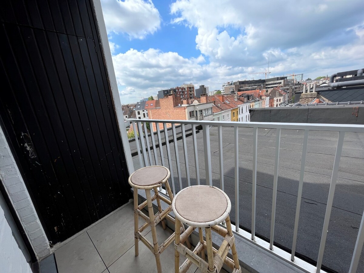 Ruim, lichtrijk appartement met garage én berging (kelder). 
