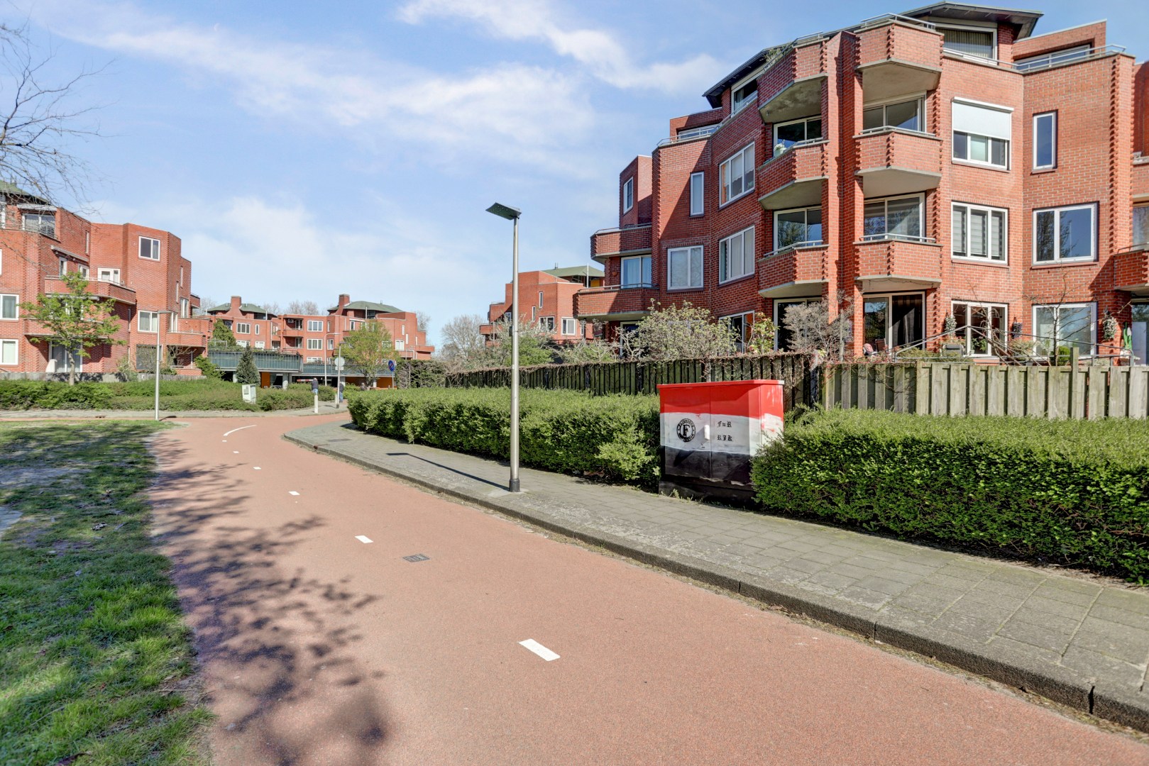 Instapklaar 3-kamer appartement op de 4e en 5e verdieping met ruim zonnig terras, eigen parkeerplaats in de parkeergarage, berging in de onderbouw en gelegen op eigen grond. 