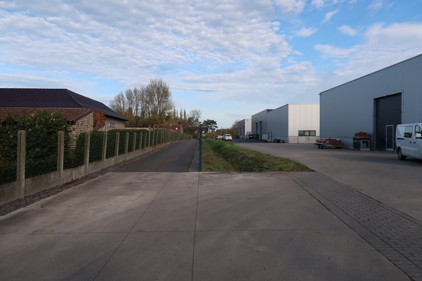 Loods te huur op uitstekende ligging. 