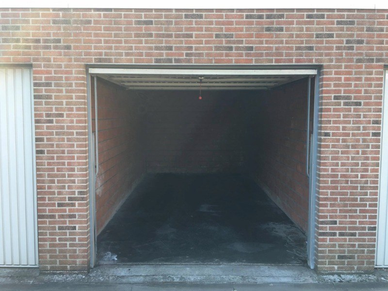 Ruime volwaardige garage in hartje Sint-Eloois-Vijve! 