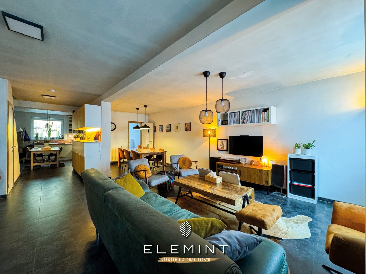 Gezinswoning met aanpalende magazijn en mooie tuin 