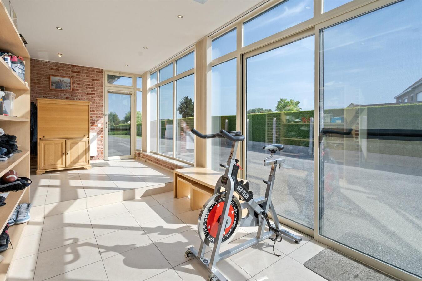 Vrijstaande woning met verwarmd zwembad op ruim perceel van 1813 m² 