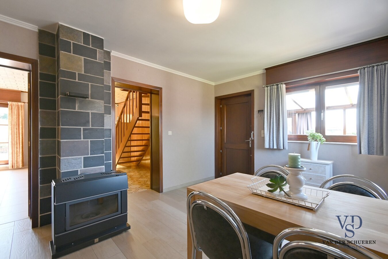 Op te frissen half open bebouwing 