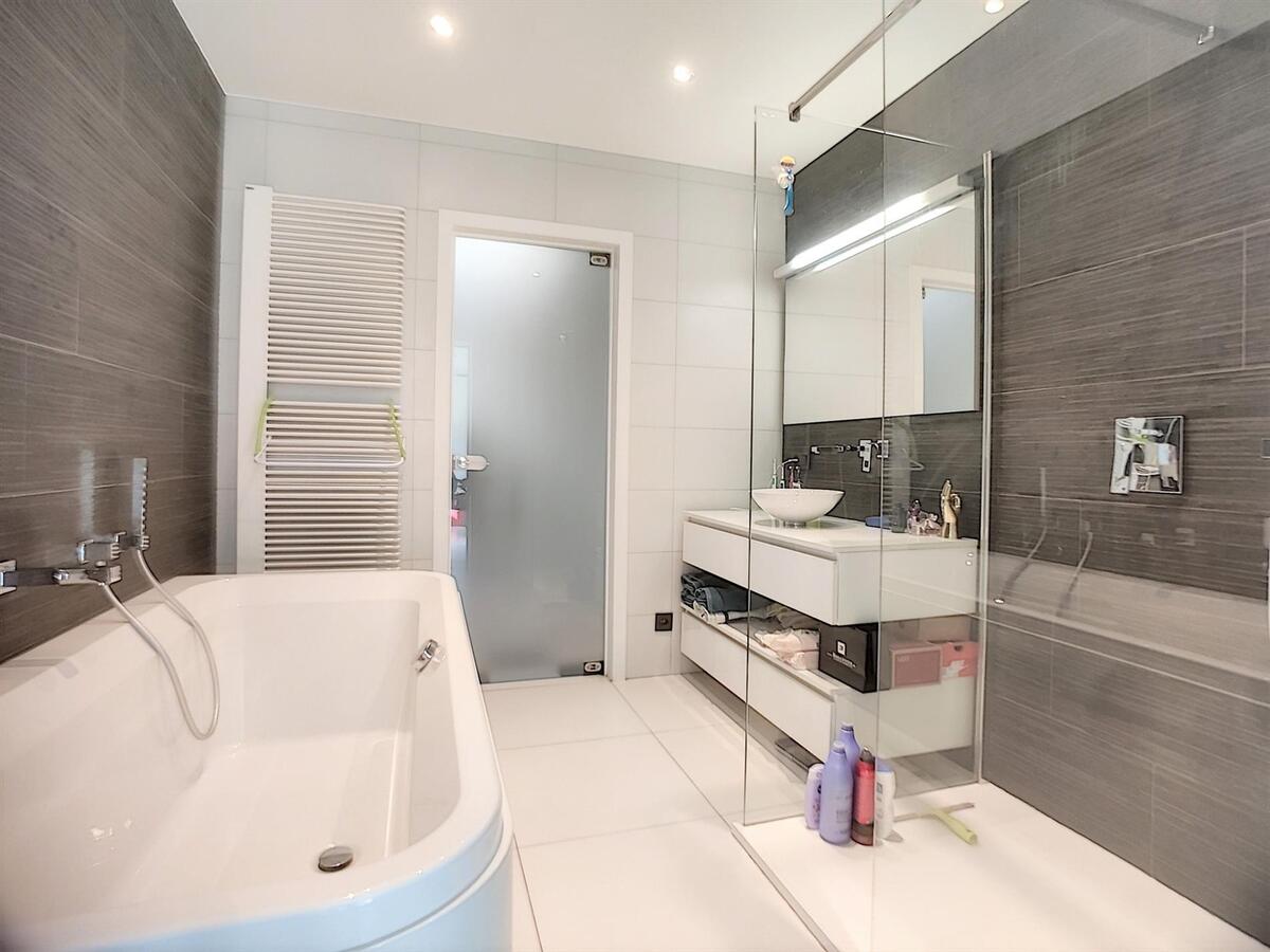 Goed gelegen, kwalitatief gerenoveerde gezinswoning - Heist 