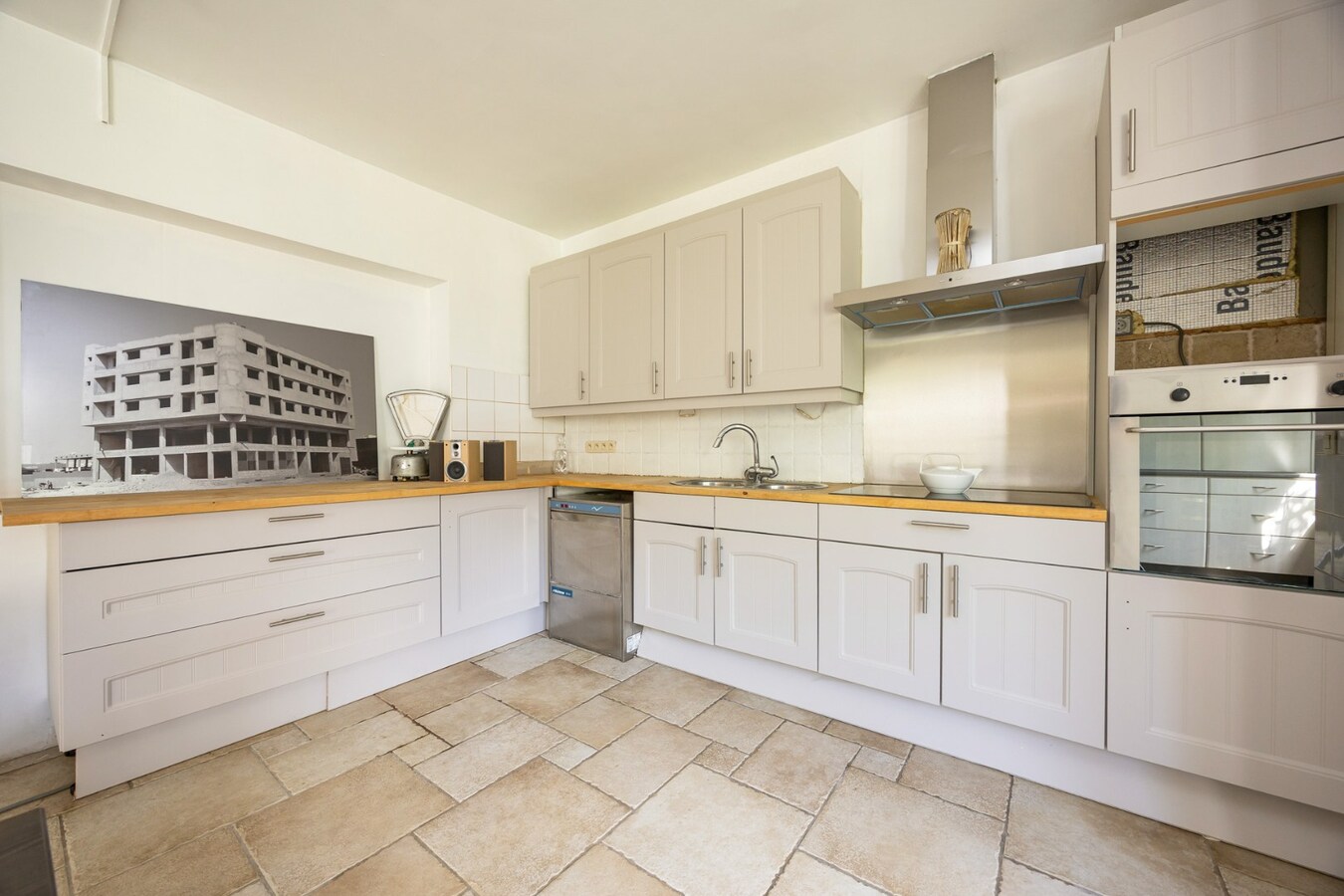 Zeer ruime woning (8 slpk + 8 badkamers) op een perceel van ca. 1.522 m² te Wijnegem/grens Schilde 