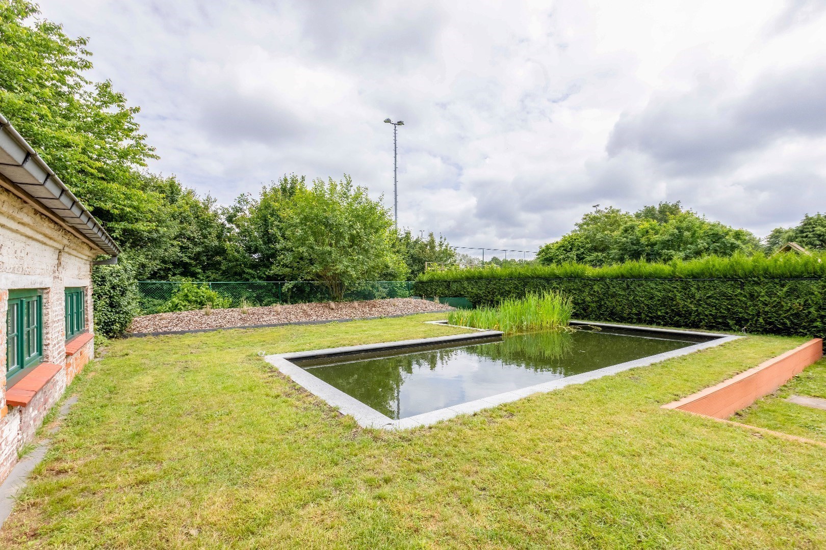 Ruime woning (369m²) met 4 slp. en in te vullen praktijk (onderaan) 