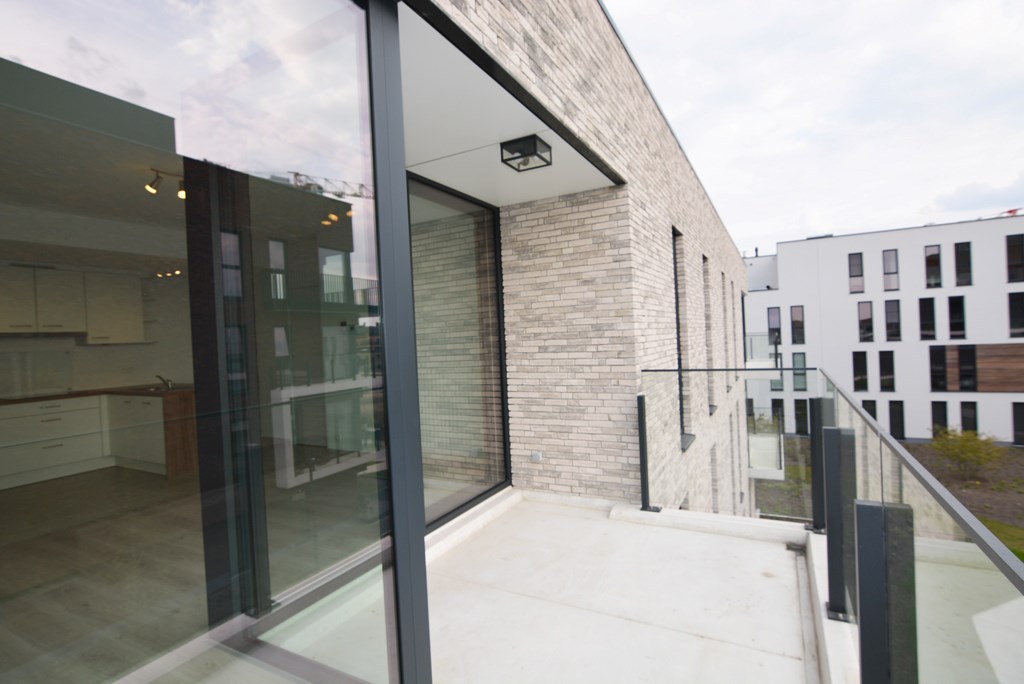 Modern, energiezuinig appartement met 2 slpks, terras, autostaanplaats en kelderberging. 
