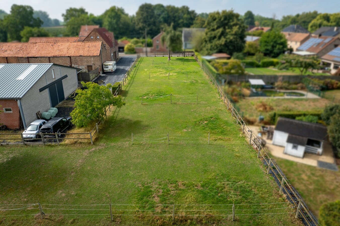 Ruime woning met buitenpiste en kleine binnenpiste op ca. 1,03ha te Hoeselt 
