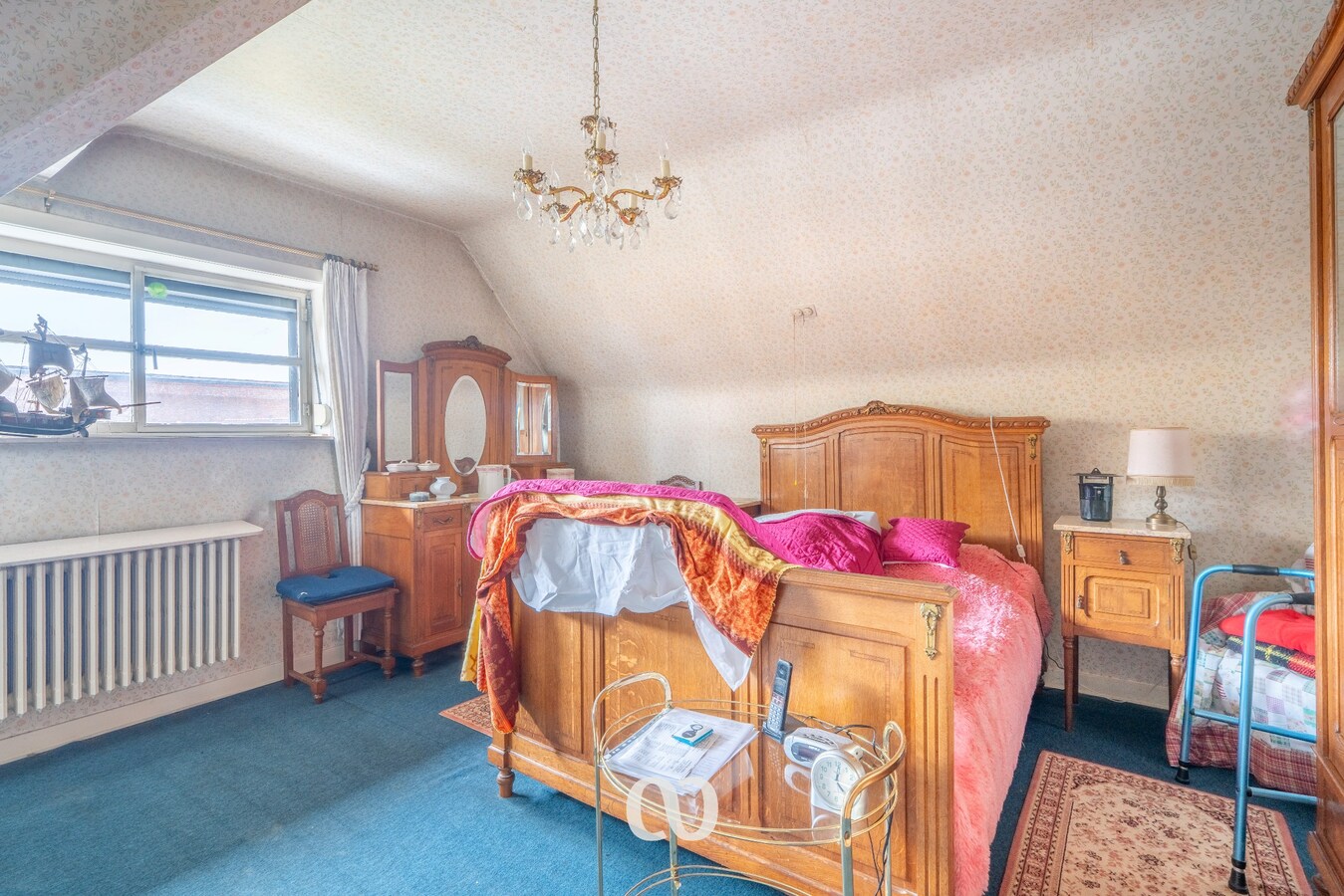 Zeer grote karaktervolle woning in art-deco stijl met tal van mogelijkheden 