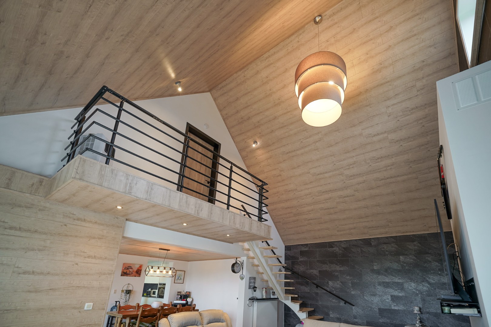 Alleenstaande woning op ruim perceel met vernieuwd woongedeelte en loods (80 m²) 