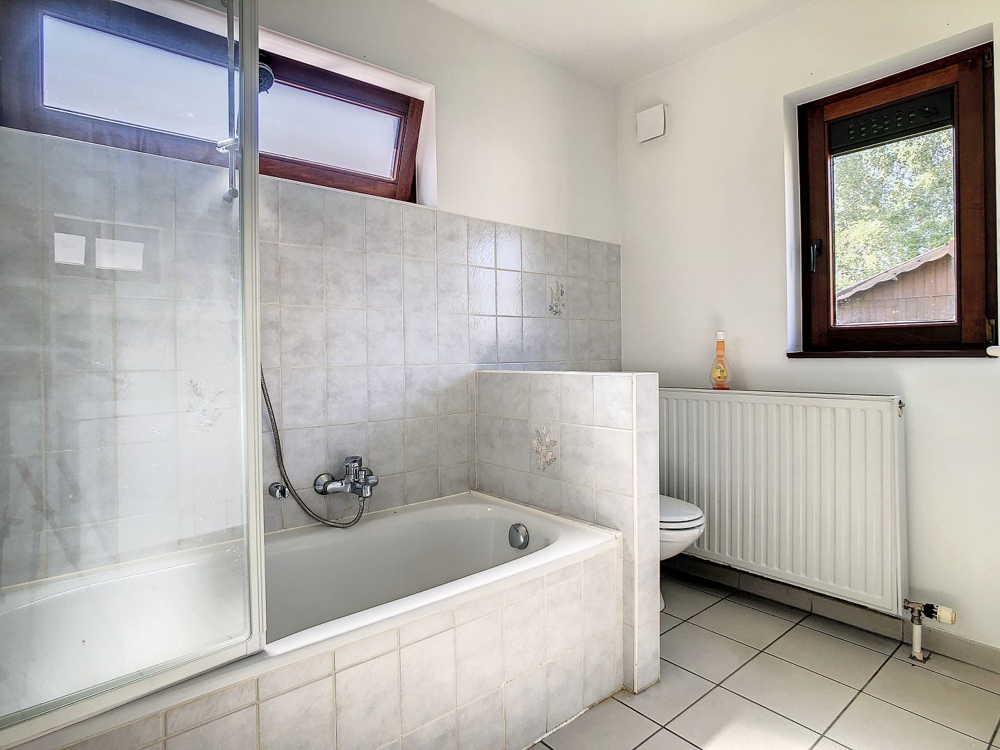Centraal gelegen woning met twee ruime slaapkamers, zonnige tuin en droge kelder - EPC 252 kWh/m² - bewoonbare oppervlakte van 143 m² 