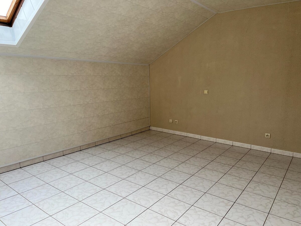 Ruim appartement met 2 slaapkamers en autostaanplaats te Leke 