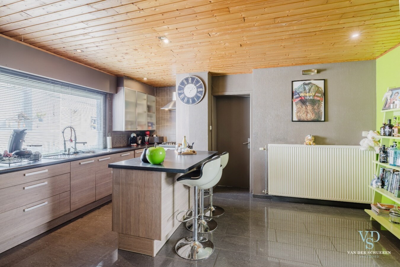 Ruime woning met atelier / garage. 