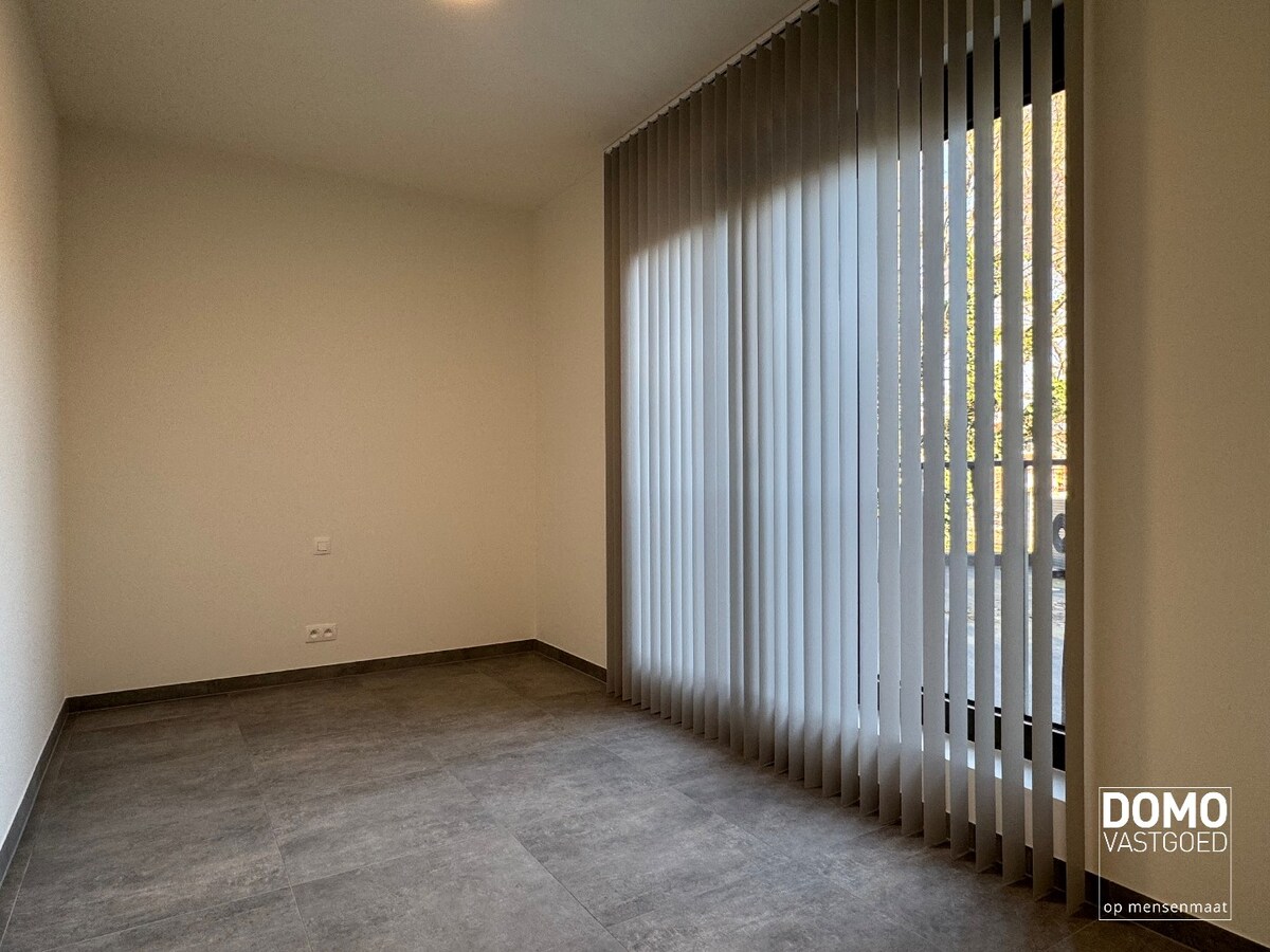VOLLEDIG AFGEWERKT NIEUWBOUWAPPARTEMENT MET 2 SLAAPKAMERS, TERRAS, ONDERGRONDSE AUTOSTANDPLAATS EN KELDERBERGING IN RESIDENTIE "DE KWINT" TE ZONHOVEN 