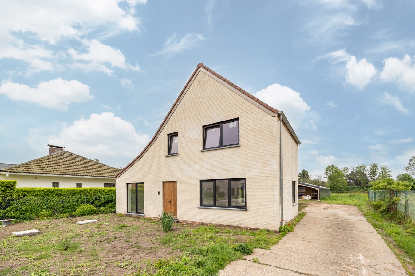 Vernieuwbouwwoning met ruim nieuwbouwmagazijn van 155 m² 