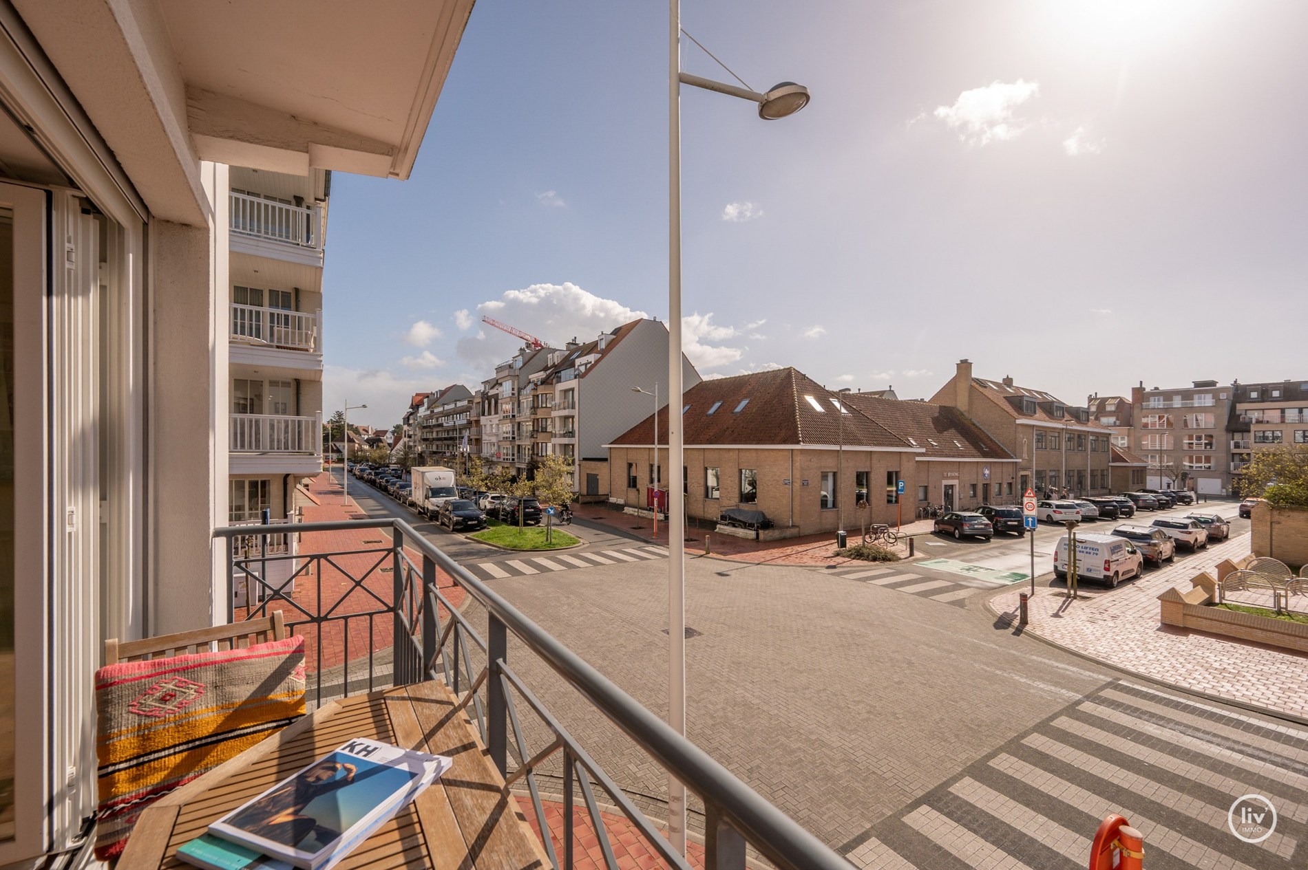 Zonnig HOEKappartement gelegen op de Van bunnenlaan met zicht op de Heilighart kerk te Knokke. 