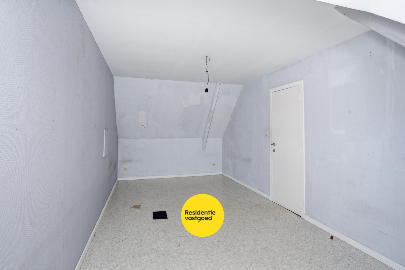 Te renoveren hoekwoning met 3 slaapkamers, tuin en centrale ligging in Ichtegem 