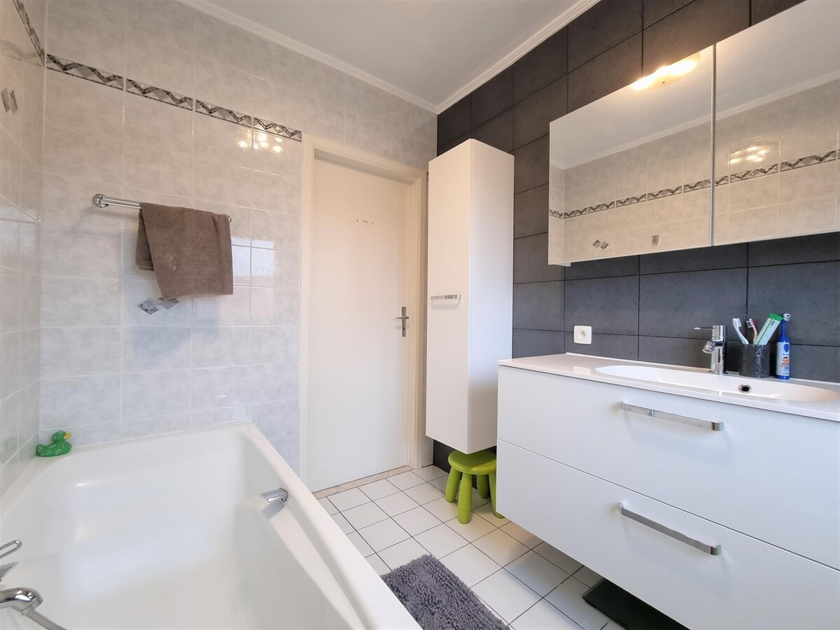 Op te knappen, zeer ruime hoekwoning met oprit - Heist 