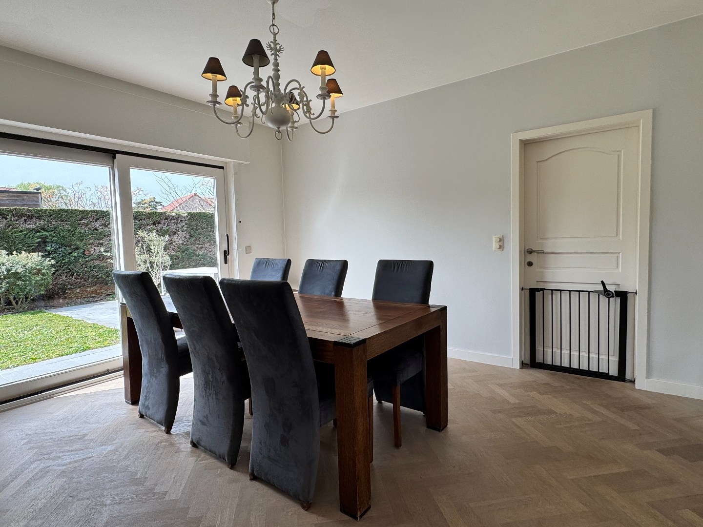 Instapklare halfopen bebouwing met 3 slaapkamers, tuin en garage te Zulte. 