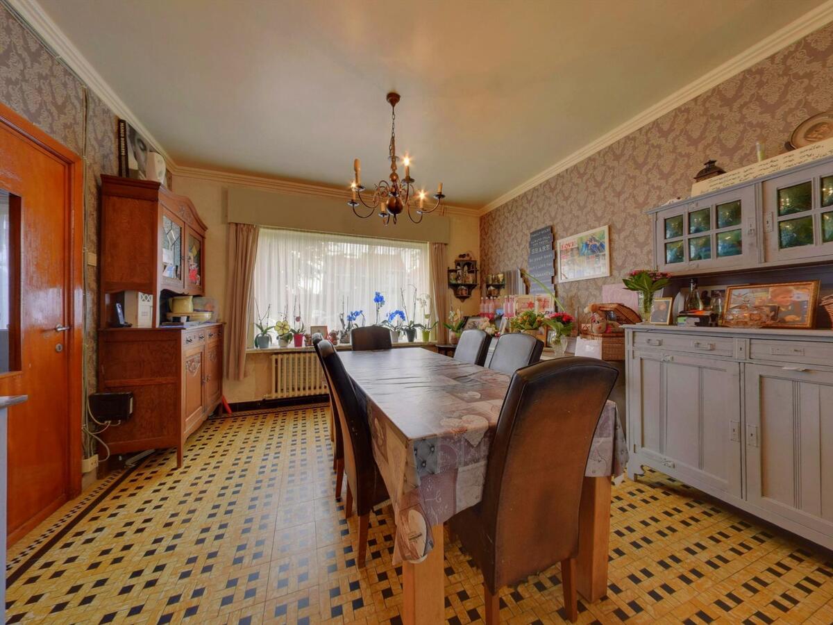 Vrijstaande woning met grote tuin te Jabbeke 