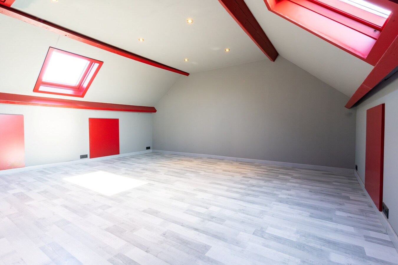 3 façades érigée sur 875m² avec terrain à bâtir, parking privé, double garage. 