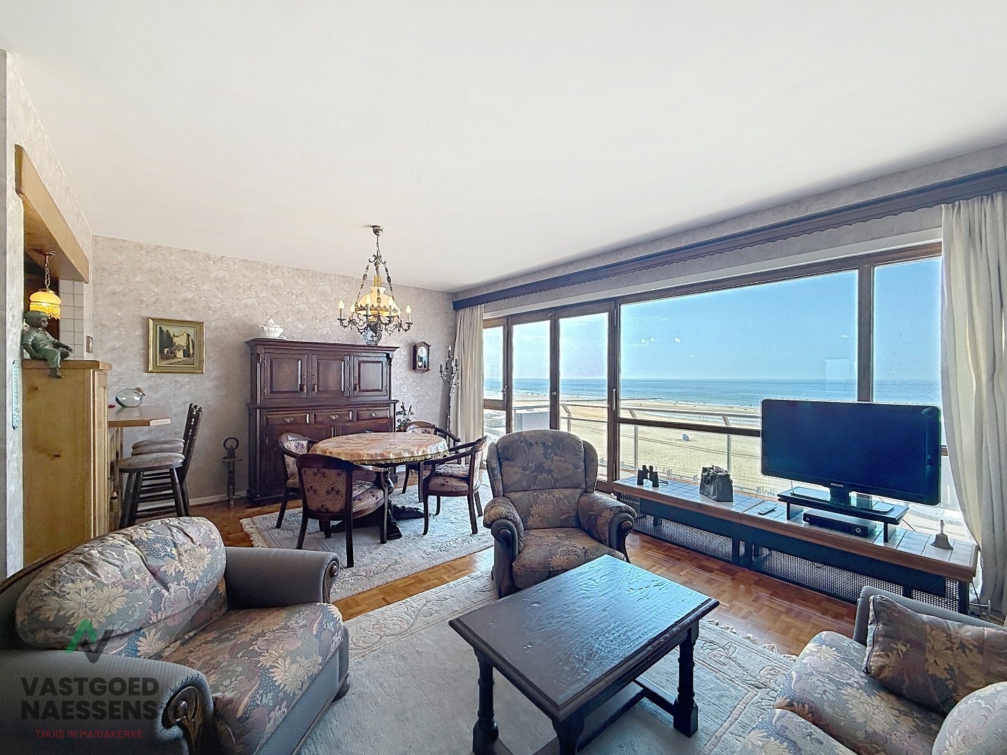 À rénover, appartement d'une chambre avec vue sur la mer et terrasses. 