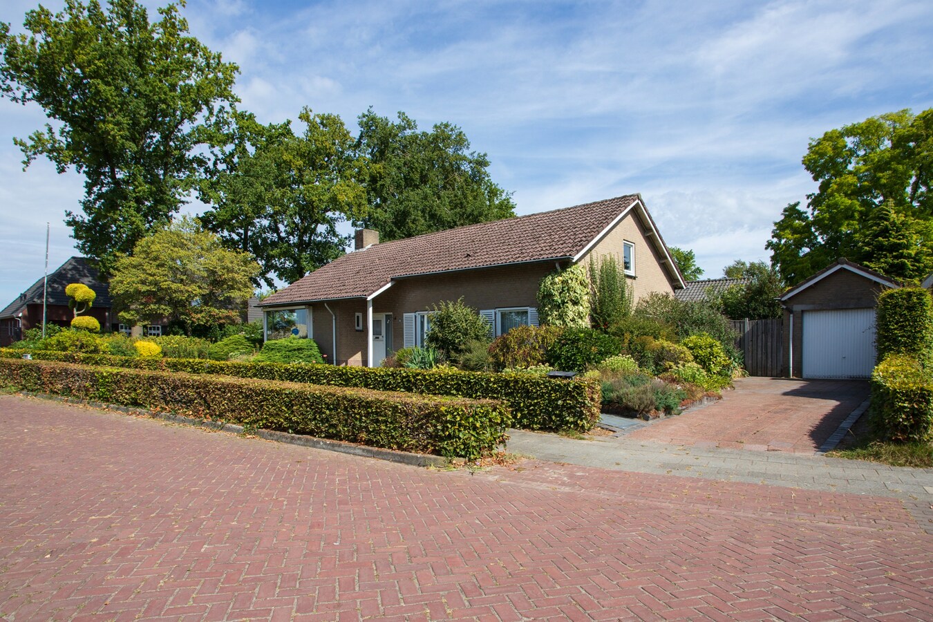 Vrijstaande levensloopbestendige semibungalow met schitterend uitzicht en royale tuin in Hoogeloon. 