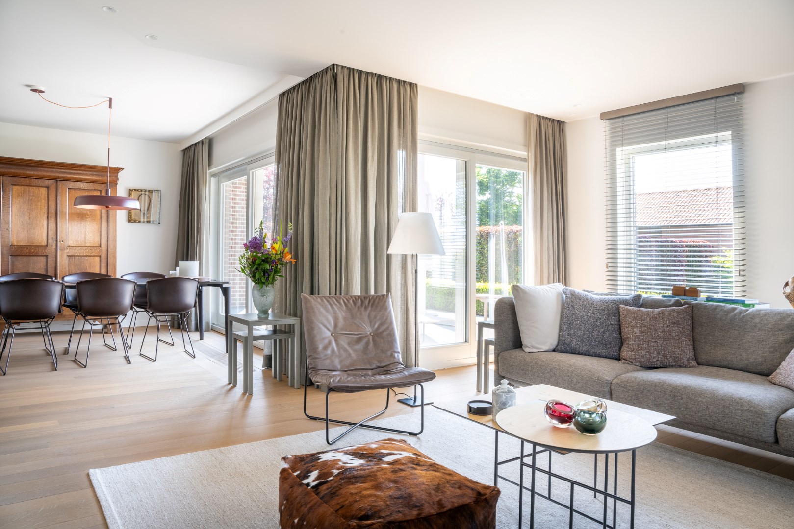 Gezellige living met massieve houten vloer 